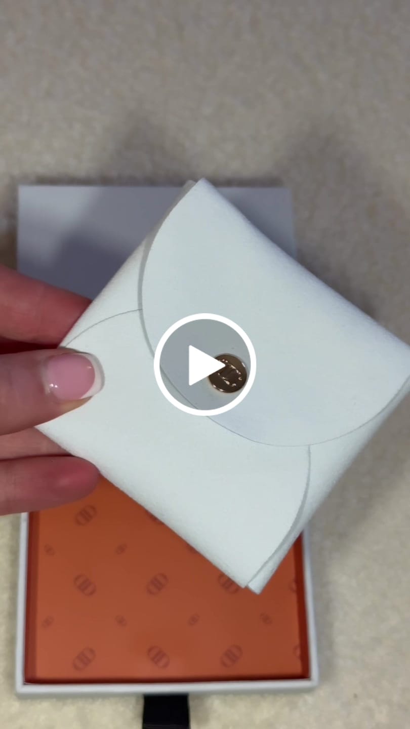 Customer video review of Initial Chain Necklace