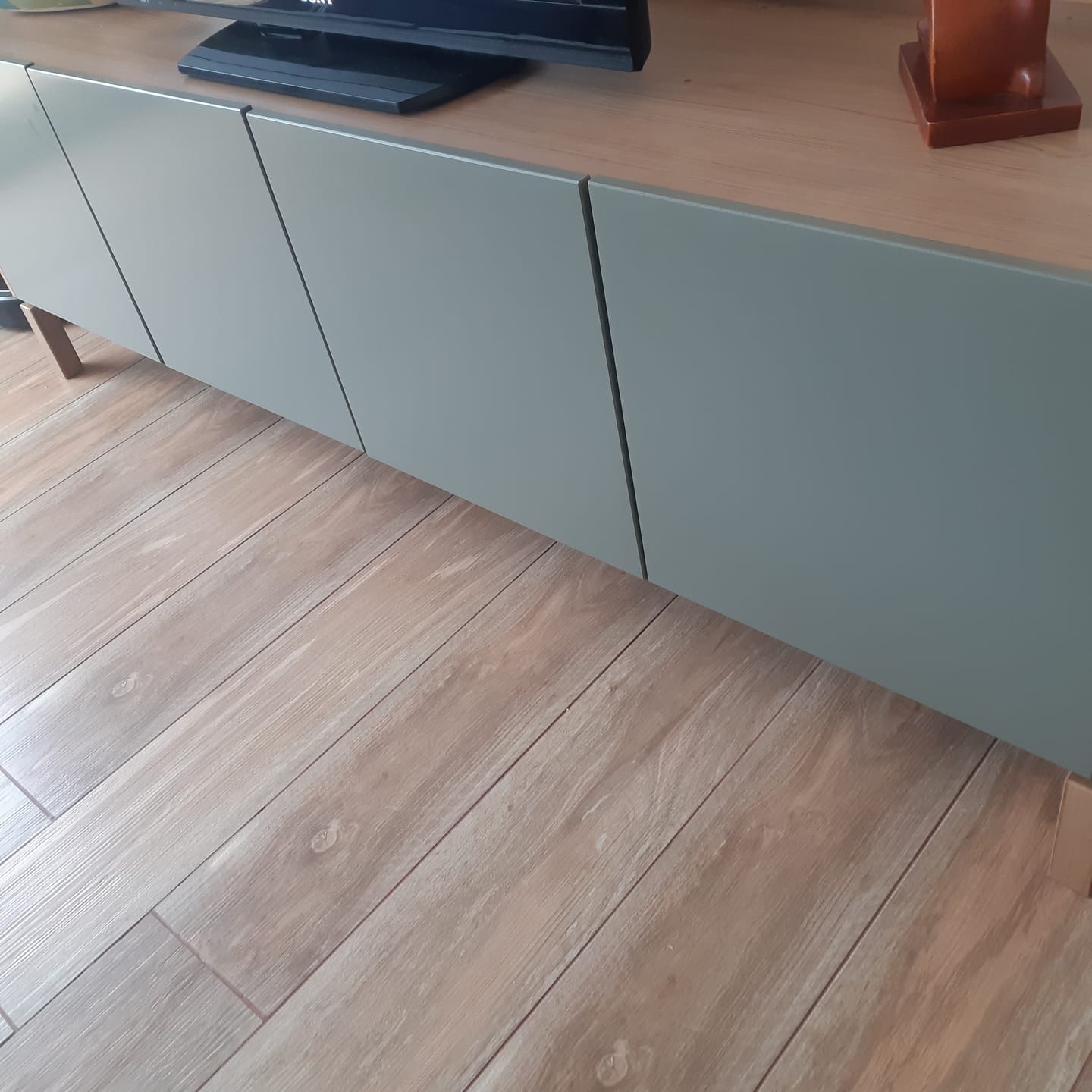Customer photo review of Rack Barcelona 2 Puertas + 2 Cajones Verde - Roble