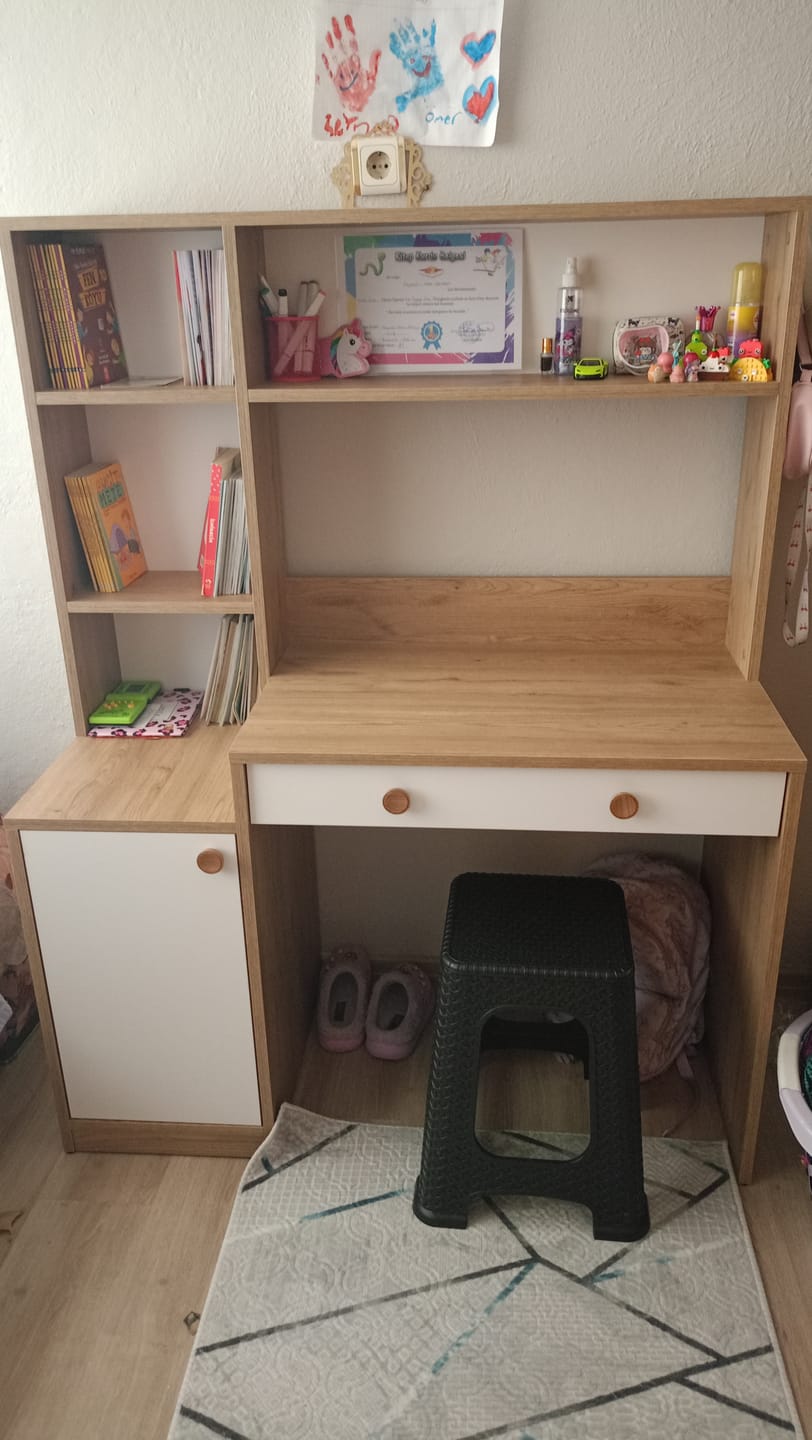 Customer photo review of Rani HA126 Kitaplıklı 4 Raflı  Kapaklı Çekmeceli Çalışma Ofis Bilgisayar Masası Sepet Ceviz - Beyaz