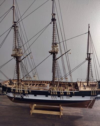Maqueta del barco HMS Beagle de un cliente sin velas, mostrando el detallado aparejo sobre el casco cobreado.