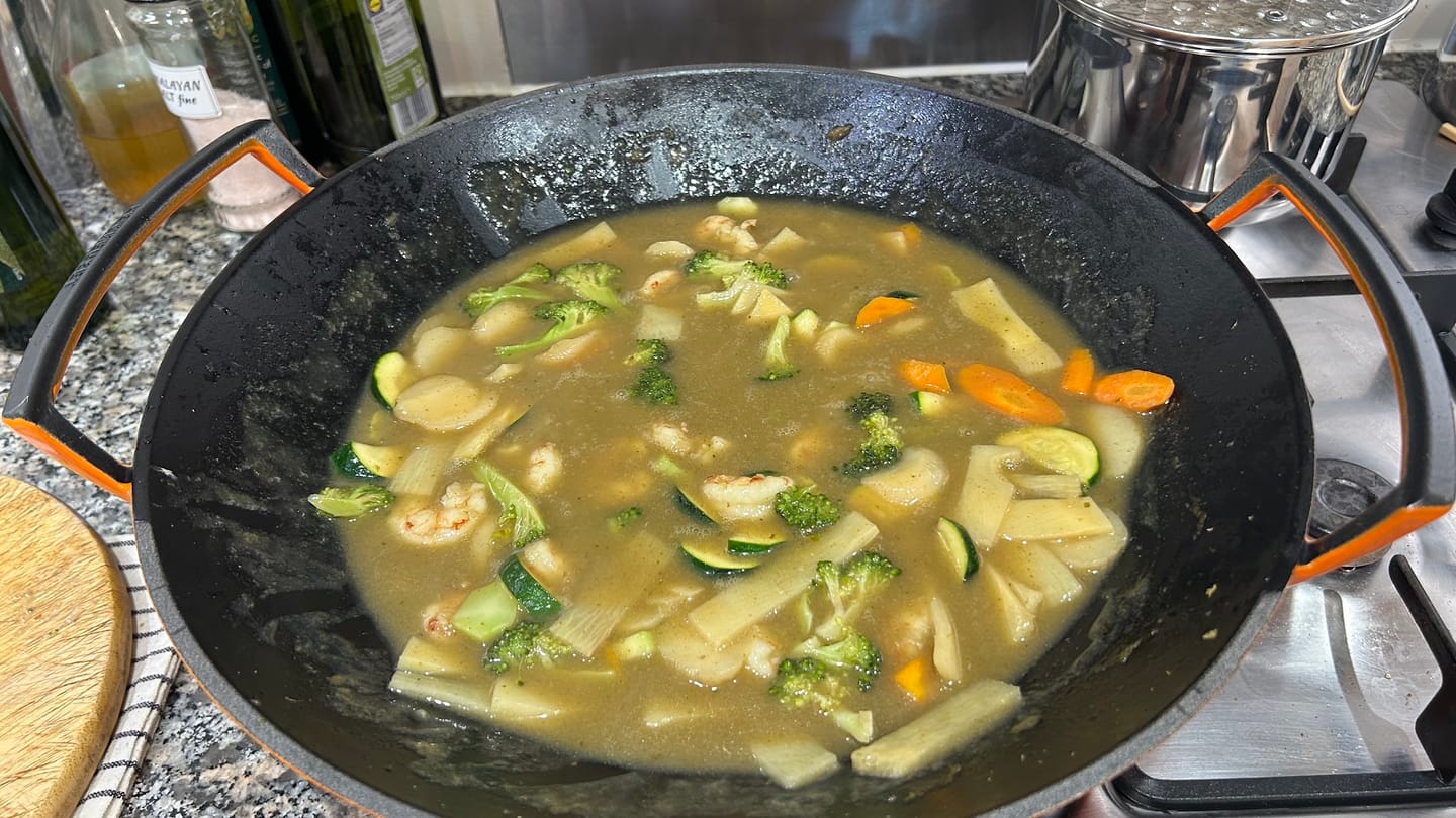 Customer photo review of Le Creuset Volcanic Cast Iron Wok With Glass Lid 36cm/4.5 Litres