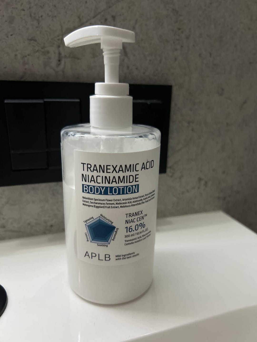 Customer photo review of Ķermeņa losjons ar traneksamskābi APLB Tranexamic Acid Niacinamide Body Lotion