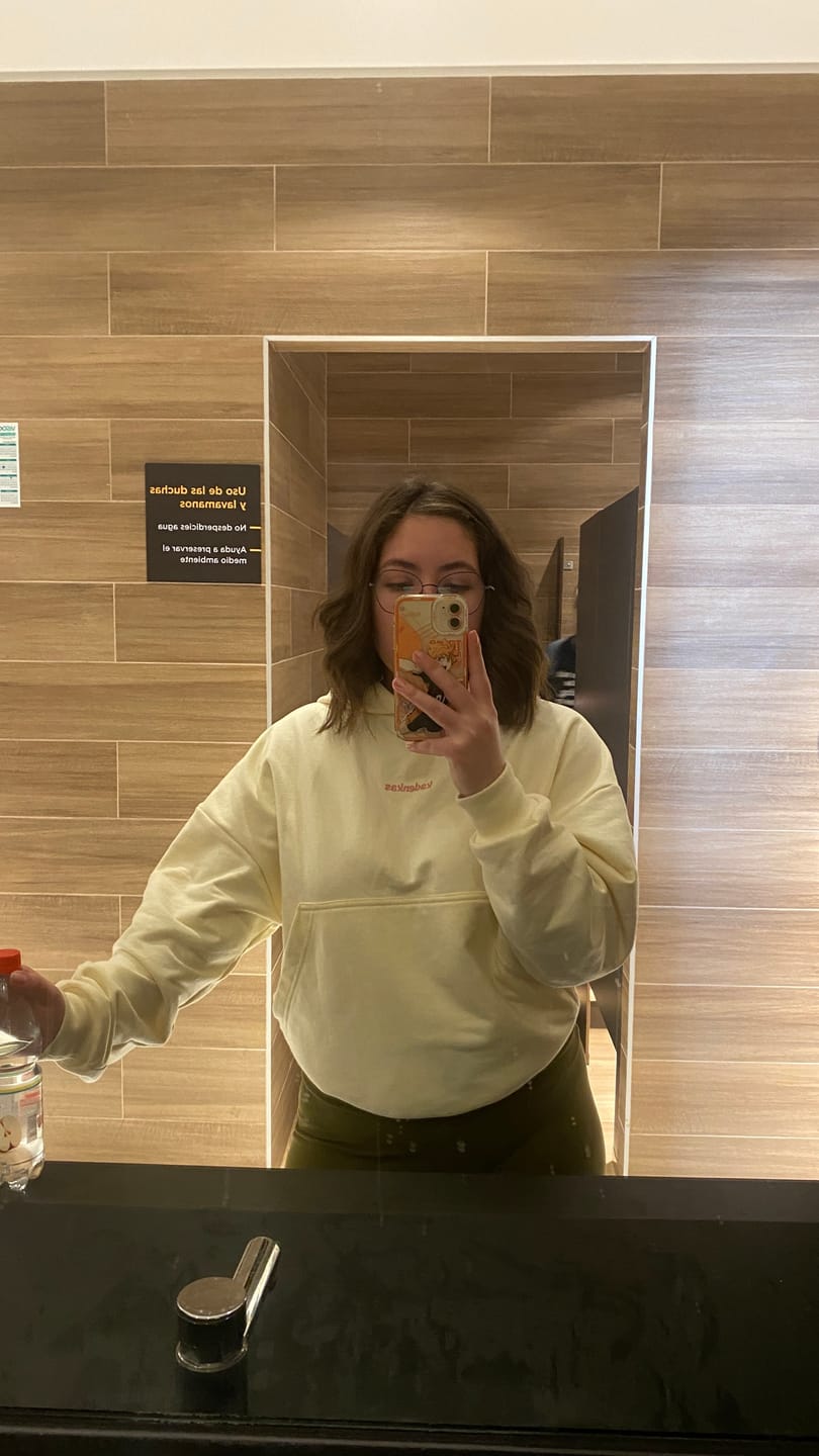 Customer photo review of POLERÓN HOODIE MANTEQUILLA - OVERSIZE CON GORRO LOGO Y ESPALDA BORDADO