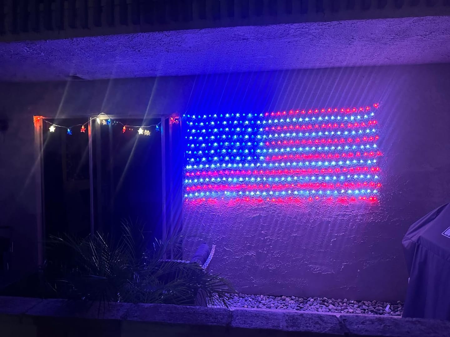 Customer photo review of Custom Solar-Powered National Flag Net Lights - Commemorative and Fun Outdoor Decorations