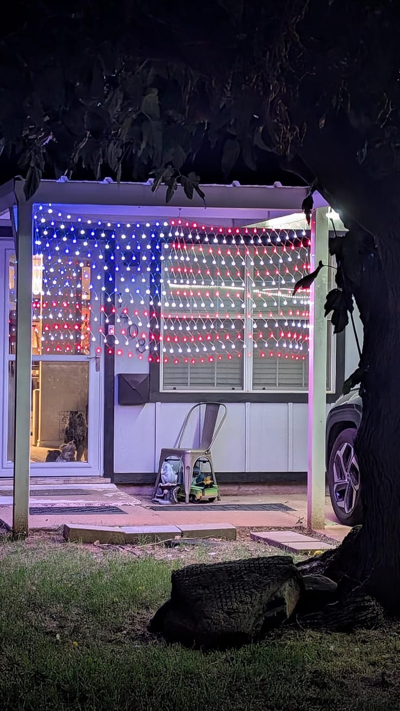 Customer photo review of Custom Solar-Powered National Flag Net Lights - Commemorative and Fun Outdoor Decorations