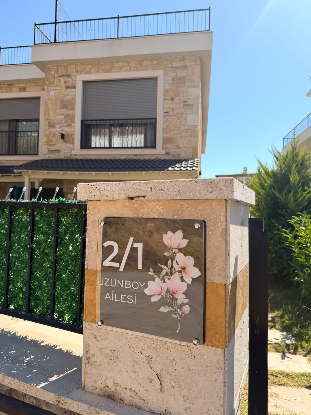 Customer photo review of Kişiye Özel Manolya Çiçekli Kapı İsimliği