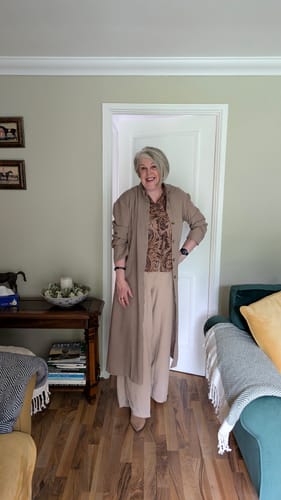 Customer for Lilium Blume Eau de Parfum smiling happily in their living room.