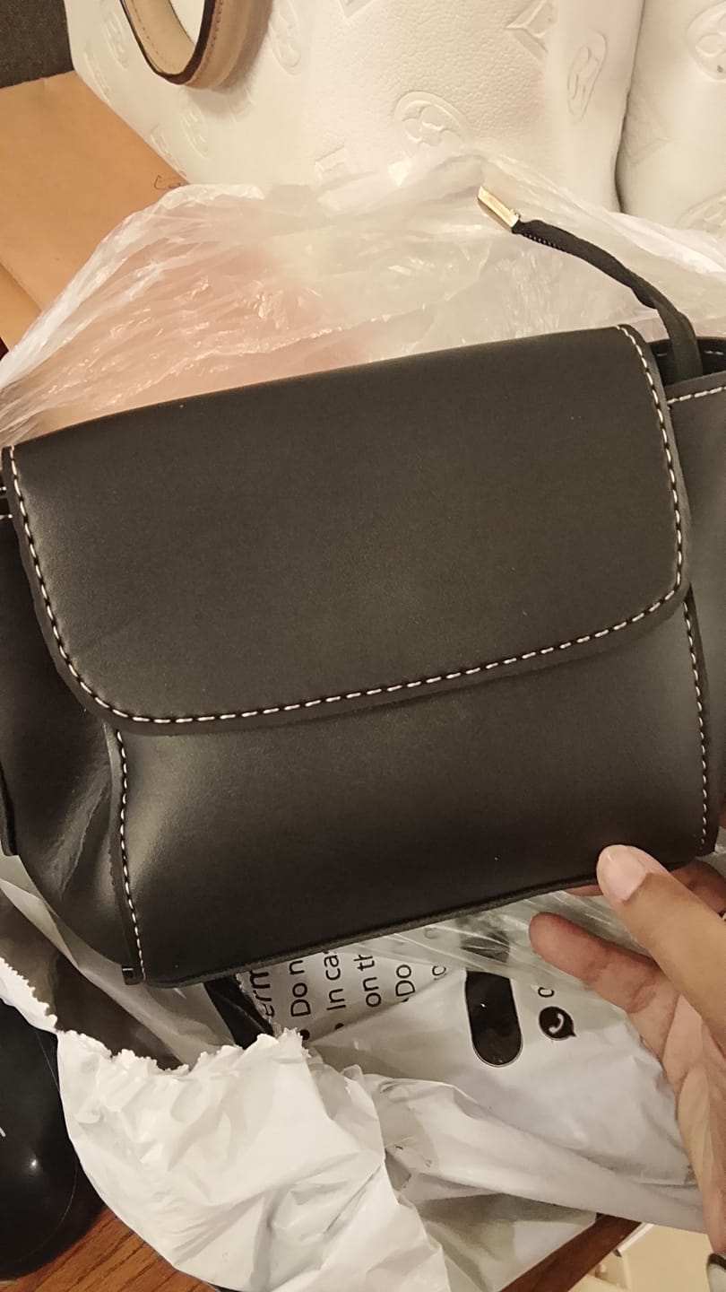 Customer photo review of Metro Chic - Crossbody - Black