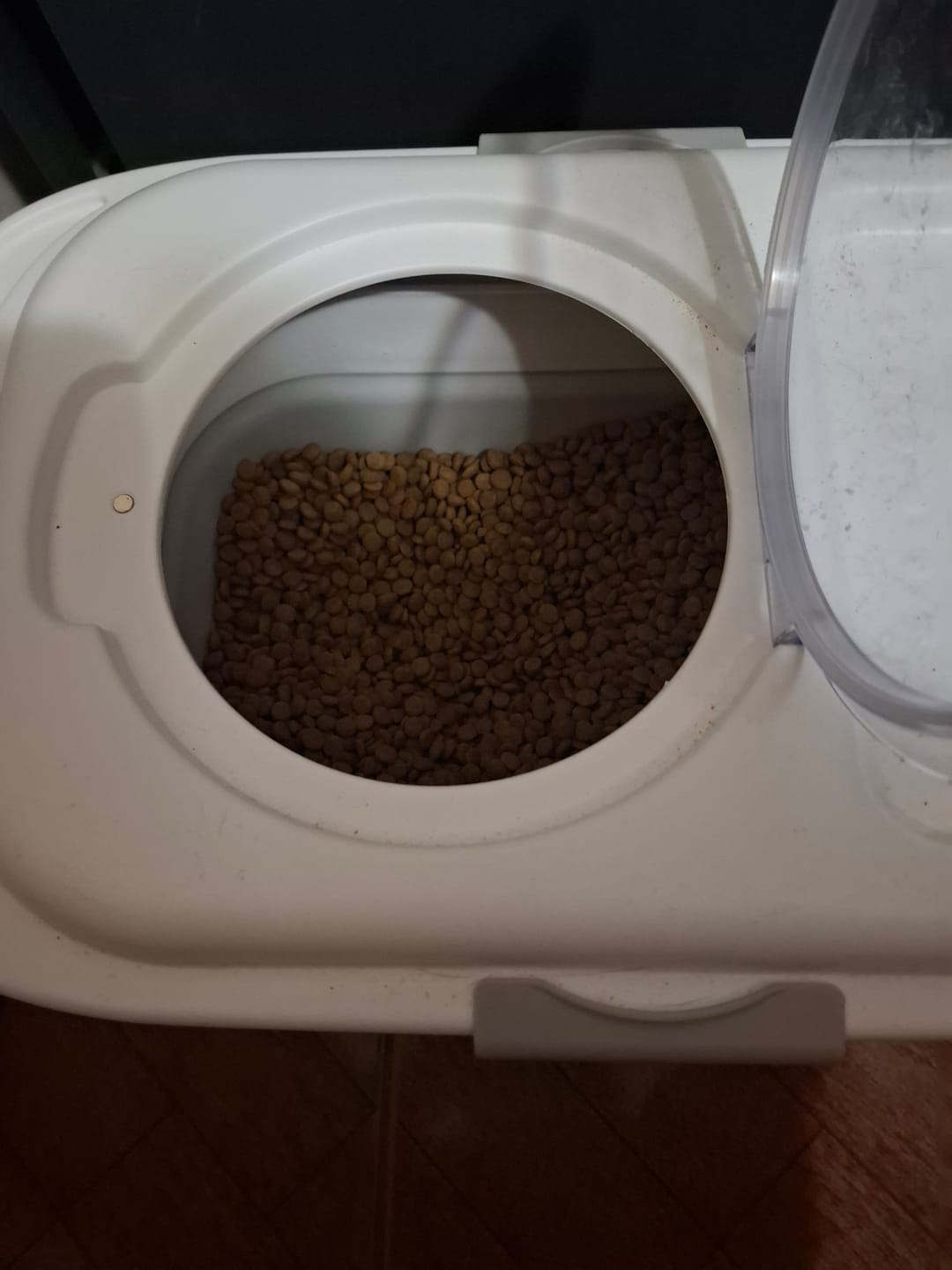 Customer photo review of Contenedor Hermético THE DOGS — Alimento fresco y sin olores