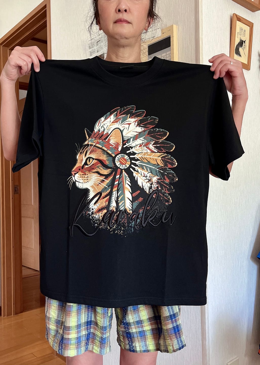 Customer photo review of 「インディアン酋長猫」プリント＆karaku刺繍入りコットンTシャツ