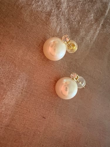 Customer photo review of PERRY - Akoya Pearl Stud Earrings in 18K Gold