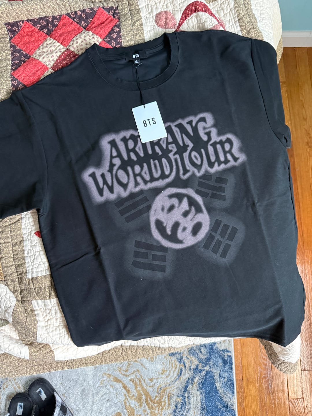Customer photo review of [2ND PRE-ORDER] BTS - ARIRANG WORLD TOUR OFFICIAL MD S/S TOUR T-SHIRT (BLACK)