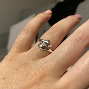 Customer photo review of Nivora Hug Ring