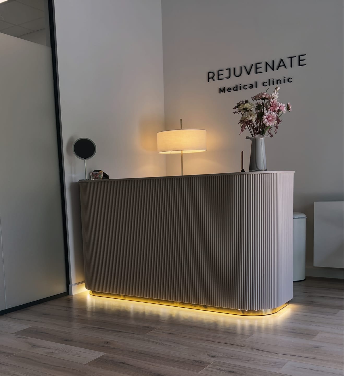 Customer photo review of Recepcja kosmetyczna Averne LED – lada recepcyjna do salonu - Ciepły Beżowy