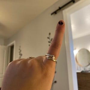 Customer photo review of Nivora Hug Ring