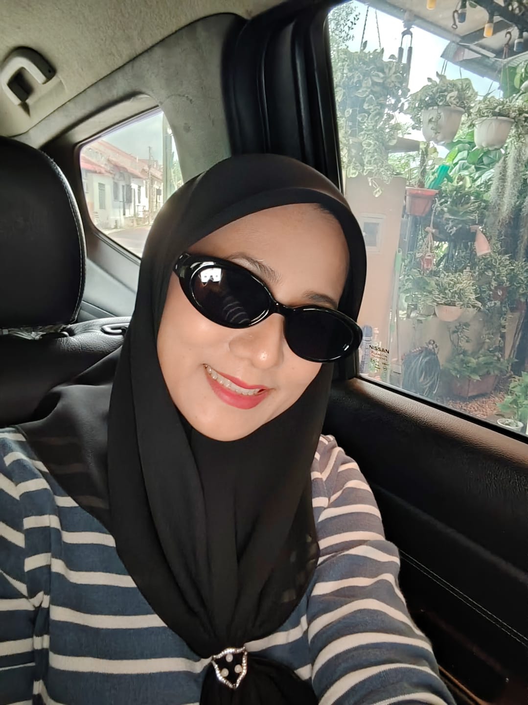 Customer photo review of Juno Oval Framed Sunglasses
