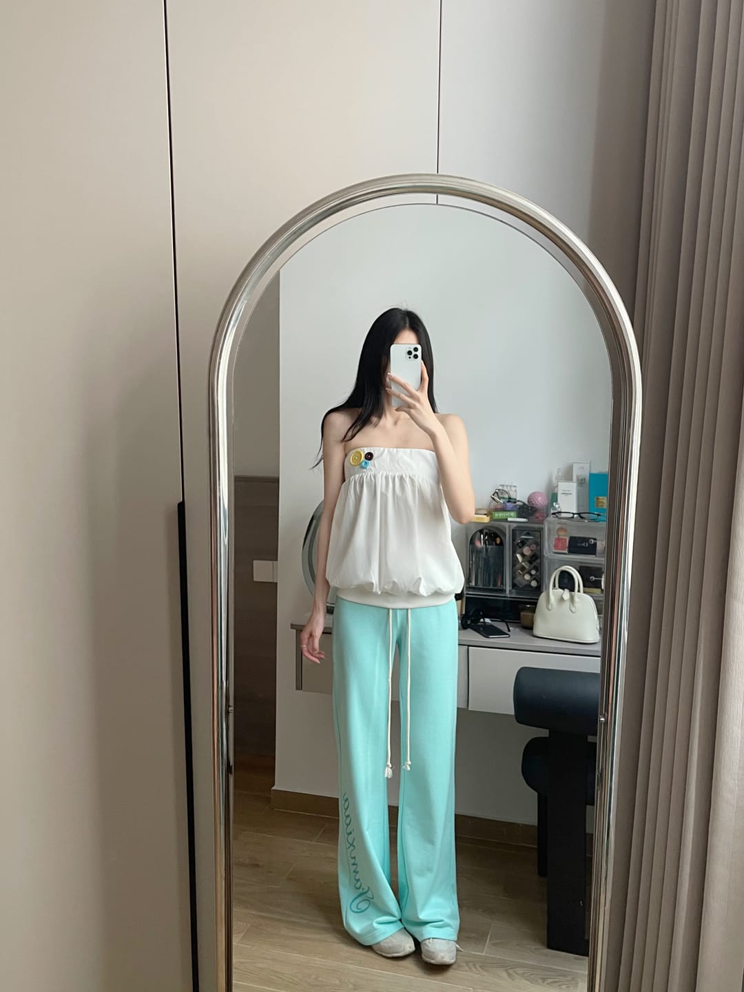 Customer photo review of IAMXIAA Mint Script Logo Low-Rise Flared Pants