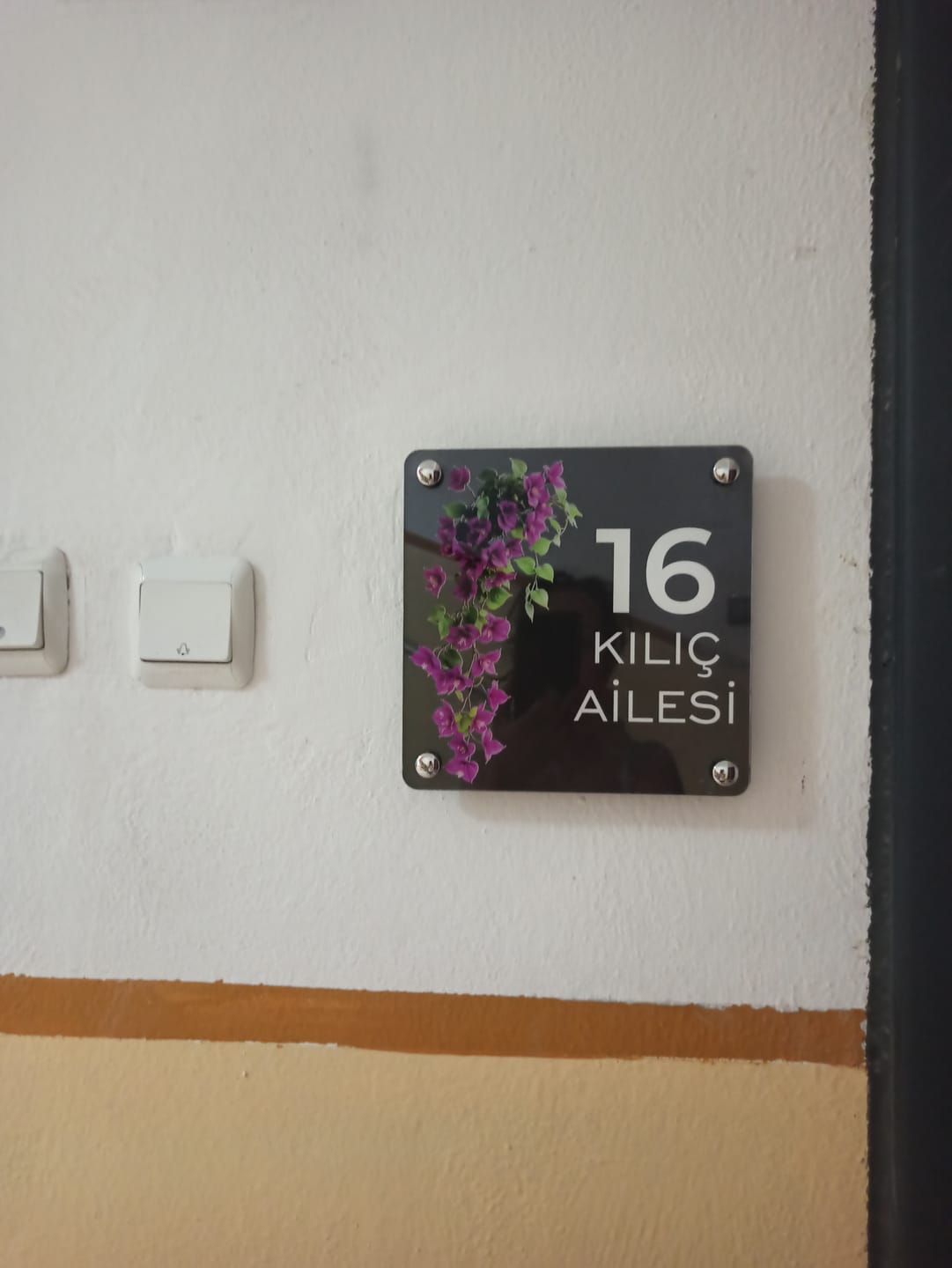 Customer photo review of Kişiye Özel Mor Sarmaşık Çiçekli Kapı İsimliği