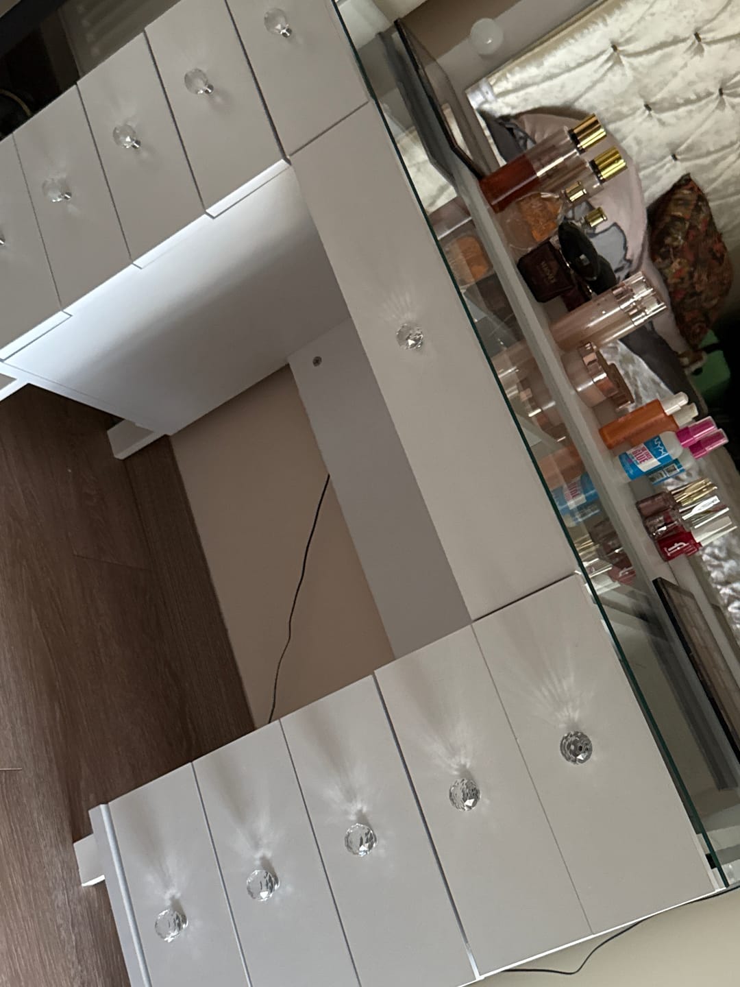Customer photo review of Rani BJ163 Hollywood Işıklı Aynalı Kulis Makyaj Masası Cam Tablalı 11 Çekmeceli Takı Düzenleyici Puf Takım Beyaz