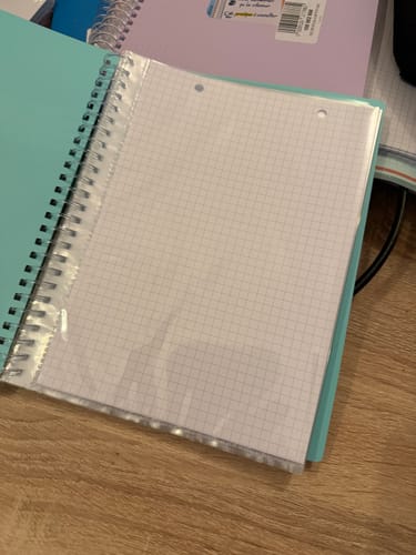 Client montrant le protège-documents bleu pastel ouvert avec une fiche dans une pochette.