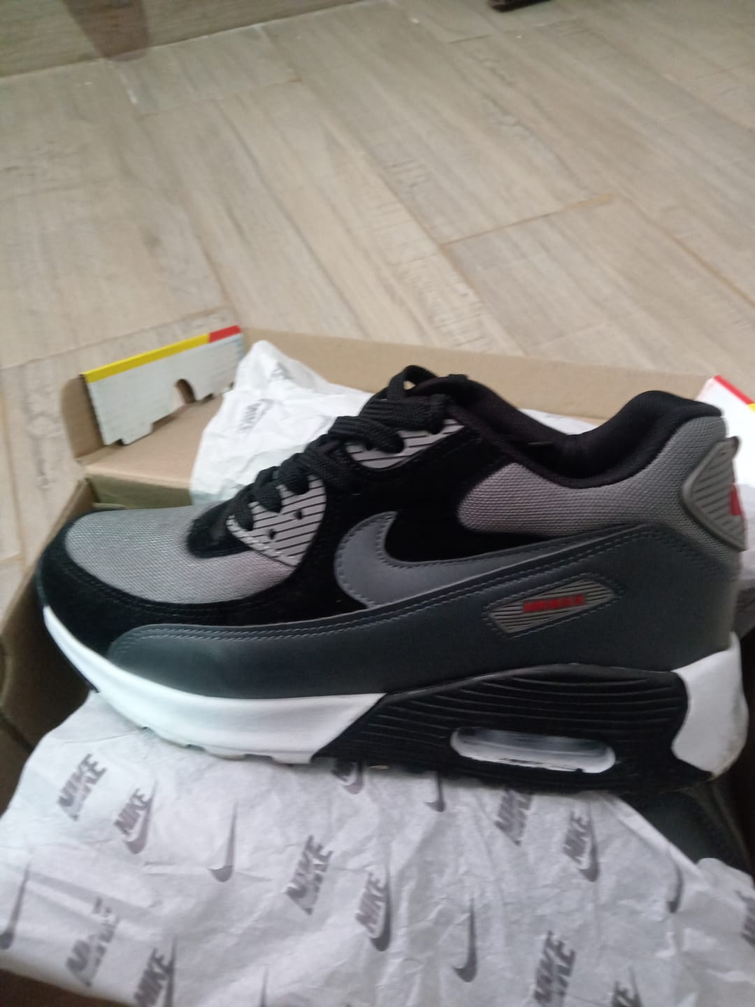 Customer photo review of Tenis Max 90 Gris Negro