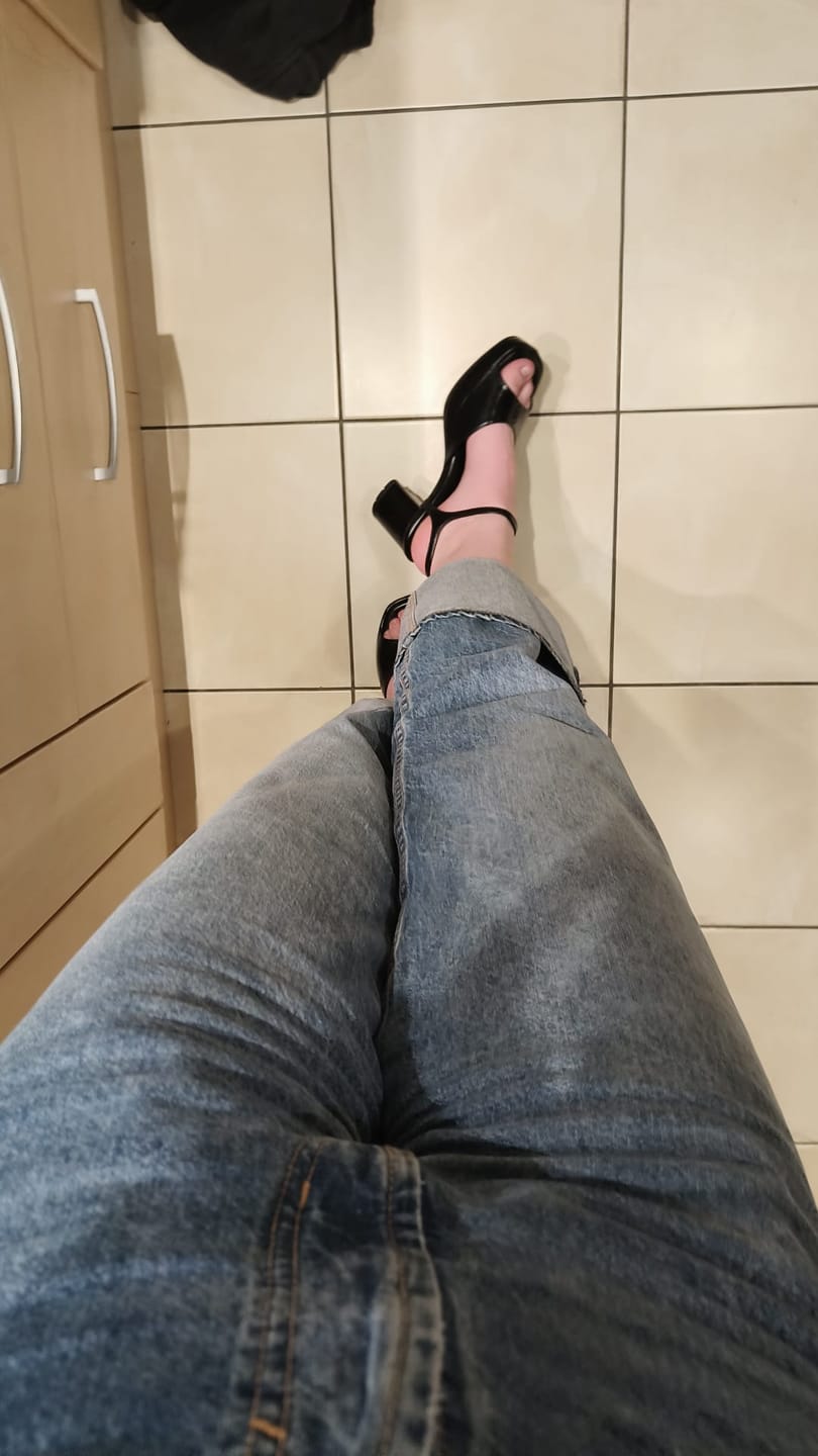 Customer photo review of Joni Sandal, Black Leather