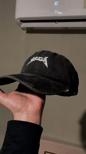 Customer photo review of Gorra Deslavada Yeezus