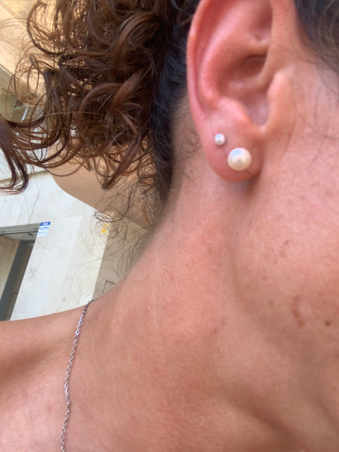 Customer photo review of Pendientes Perla Coraza