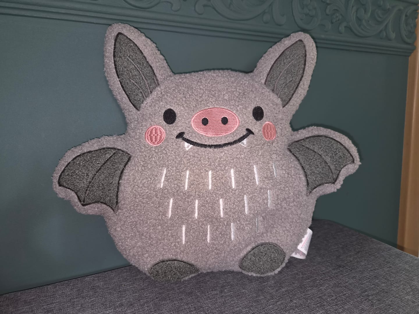 Customer photo review of Fledermaus Kissen Bouclé – Kuscheliges Dekokissen für spooky Stimmung