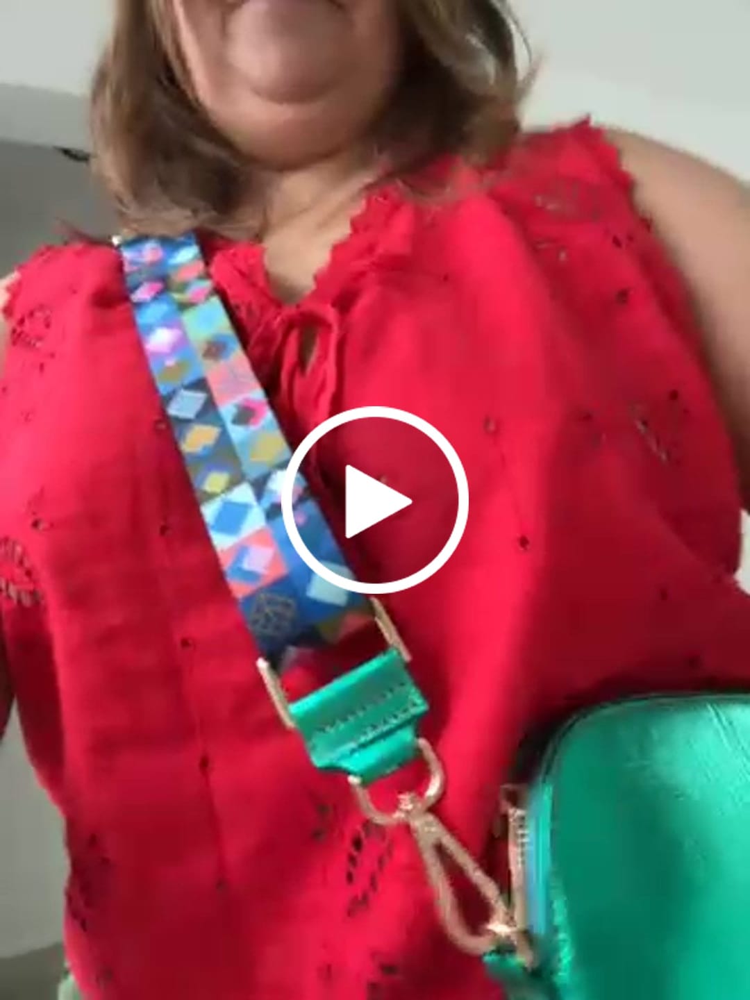 Customer video review of Crossbody Julia Esmeralda Metálico