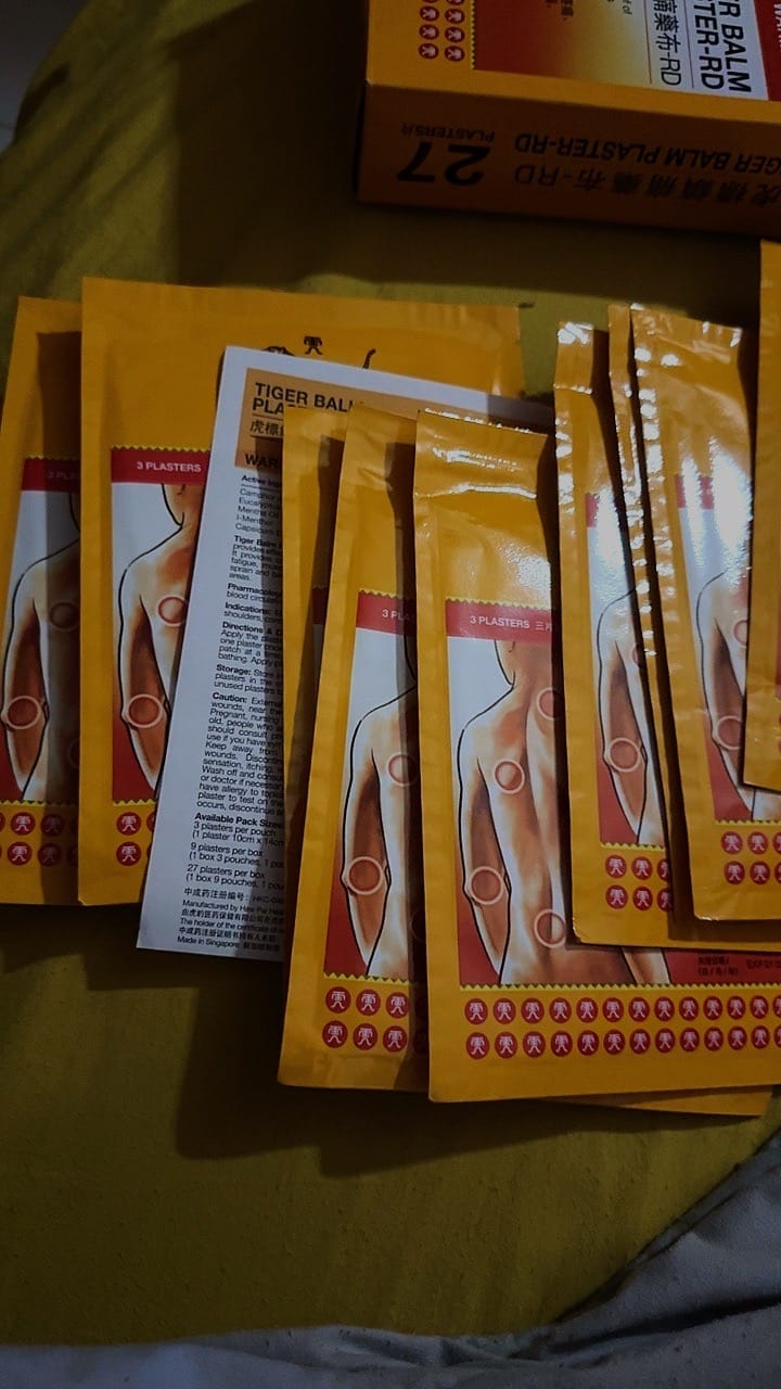 Customer photo review of Tiger Balm Plaster Cool/Warm 27pcs (L size: 10cm x 14cm)