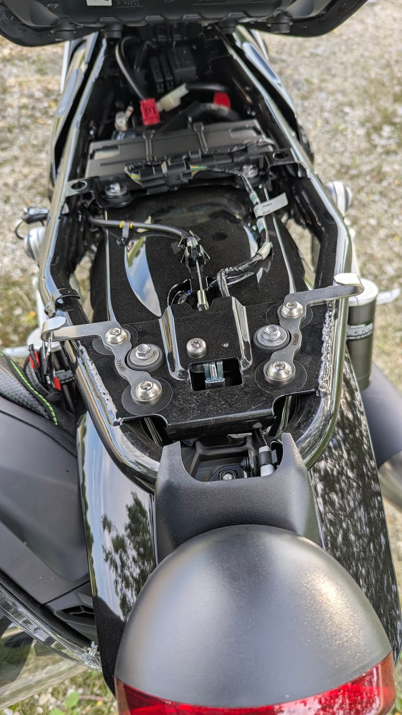Customer photo review of Triumph Speed Twin 900 2025-2026 Triumph Modern Classic Helmet Hook (lock) - Brogue Moto