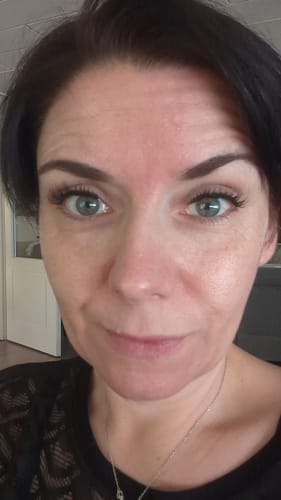 Nahaufnahme einer Kundin, die die fertigen Wimpern aus dem Pre-Glued 2.0 Starter Set trägt.