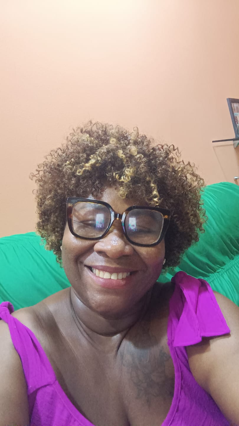 Customer photo review of Peruca Wig Humana Niki Castanho com Luzes Cacheada