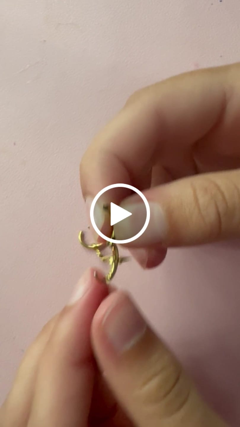 Customer video review of Pave Flower Huggie Ohrringe 14K Vergoldet