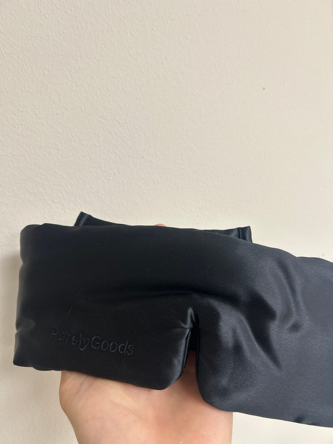 Customer photo review of PurelyGoods Zijden Slaapmasker - Zwart