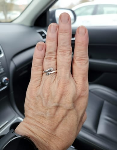 Customer photo review of Nivora Hug Ring