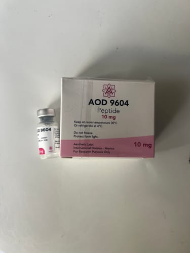 Cliente muestra el vial de Peptido AOD 9604 de 10 mg junto a su caja blanca y rosa.