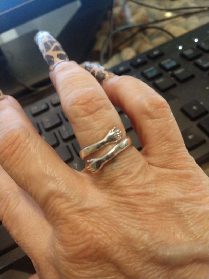 Customer photo review of Nivora Hug Ring