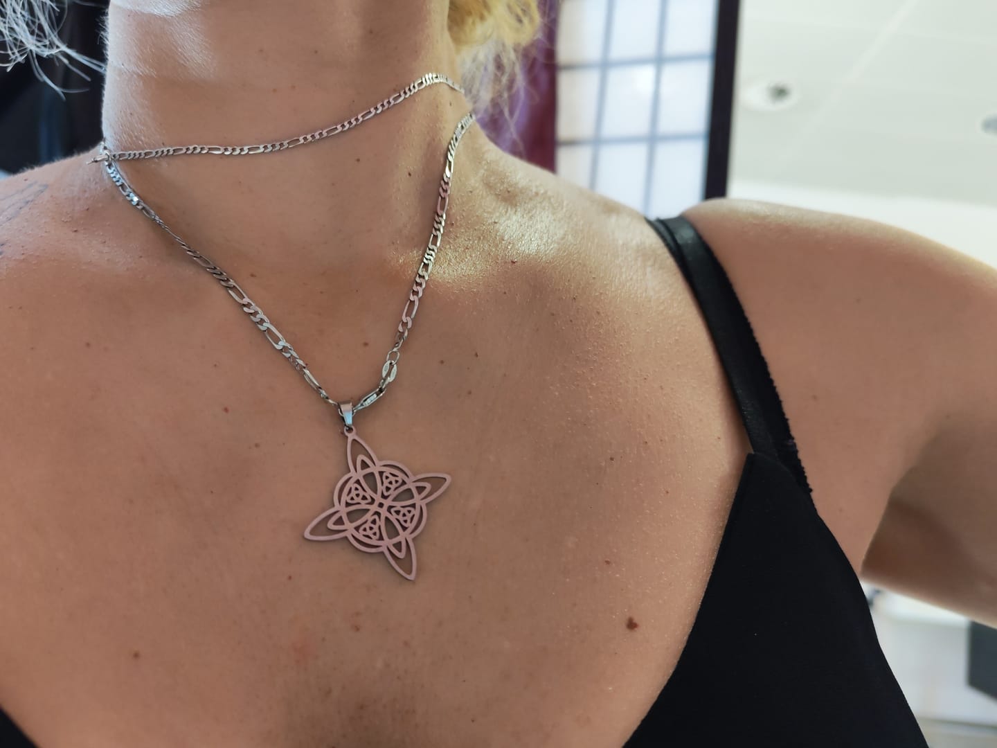 Customer photo review of Pendentif "Protection Éternelle" en Nœud de Sorcière