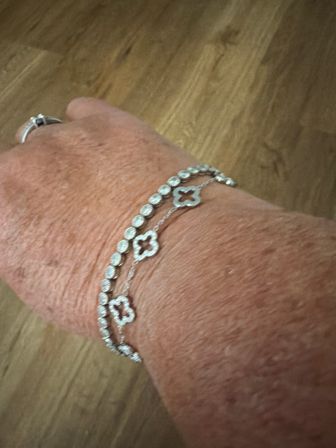 Customer photo review of Spring Lucky Leaf Armband 14K Vergoldet