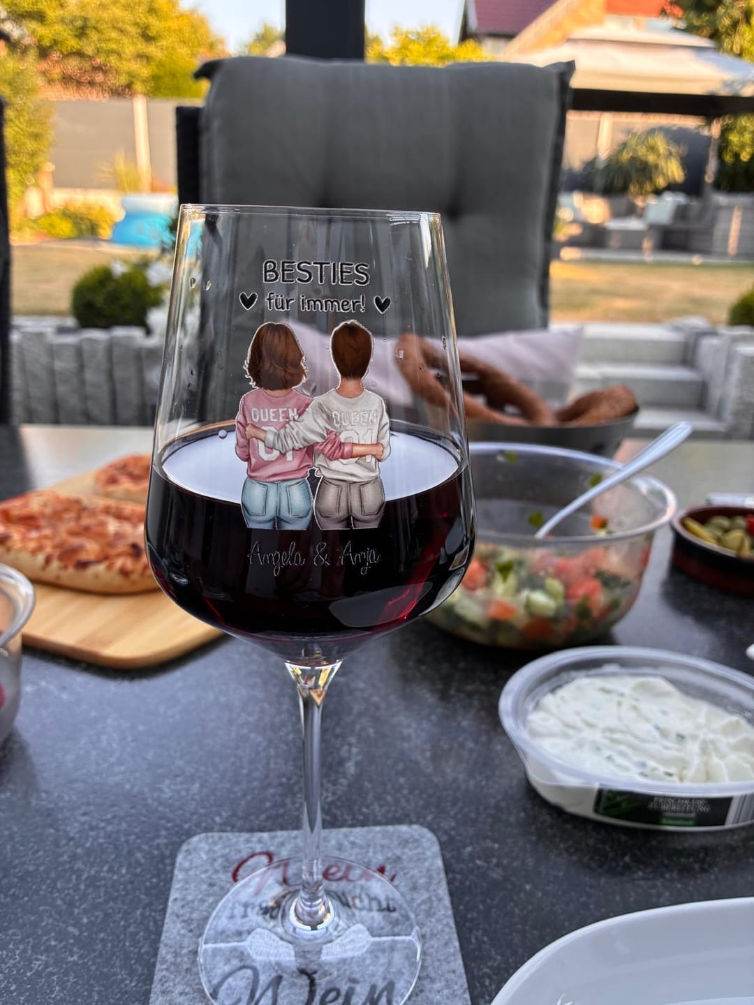 Customer photo review of Besties für immer - Personalisiertes Weinglas für Besties mit Illustration