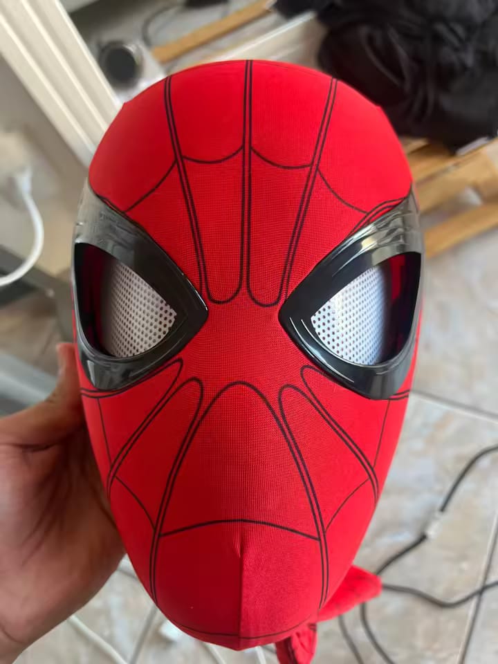 Customer photo review of Máscara Spider-Man Con Ojos Móviles