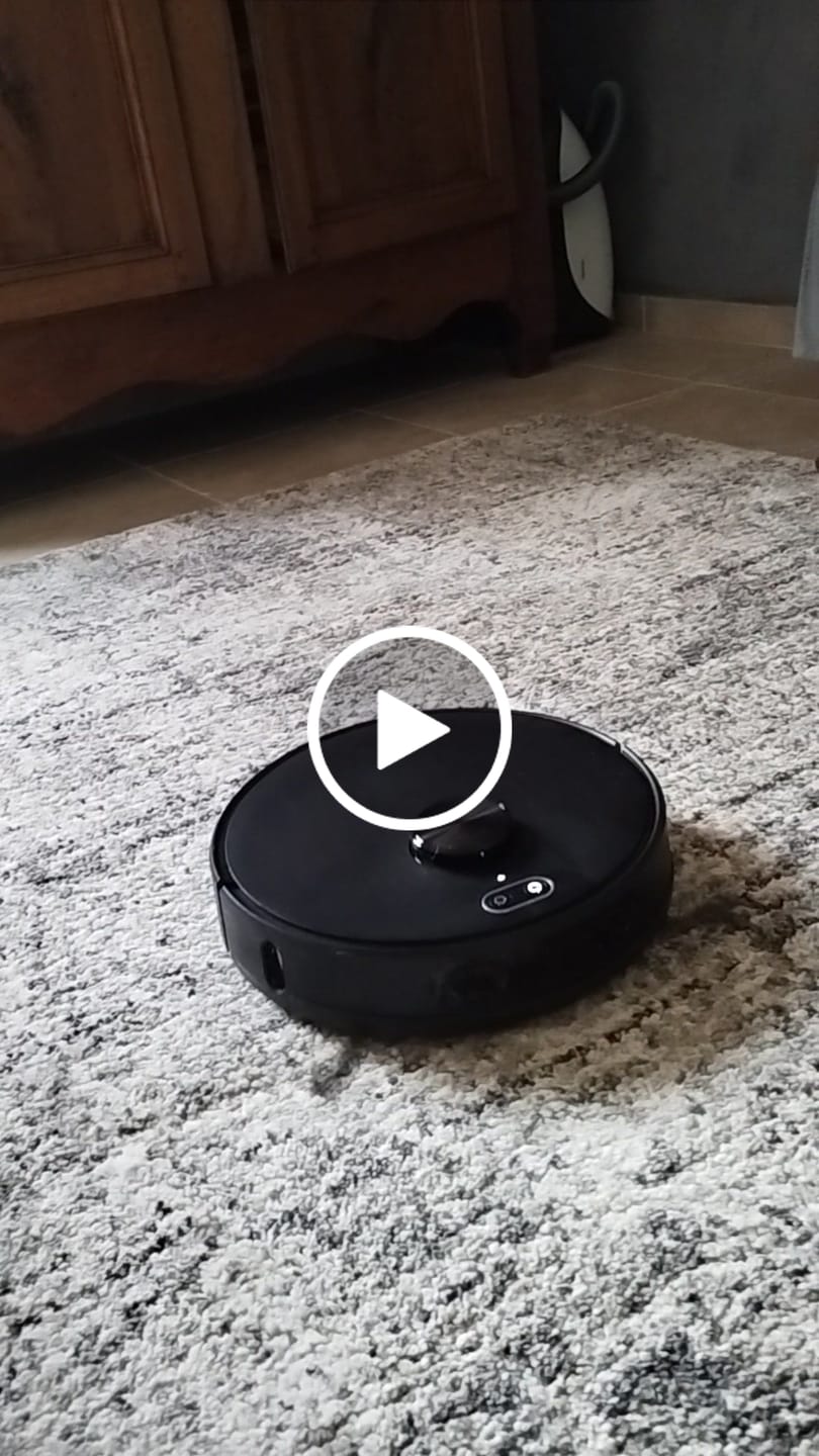 Customer video review of Robot aspirateur V8 Pro – Nettoyage automatique avec fonction serpillère, navigation intelligente et contrôle via application pour une propreté sans effort