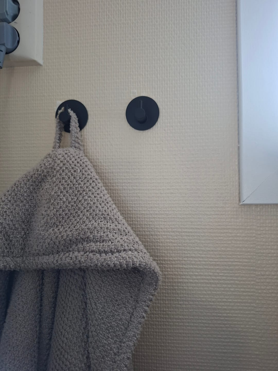 Customer photo review of 4-pk Selvklebende knagg, sort matt