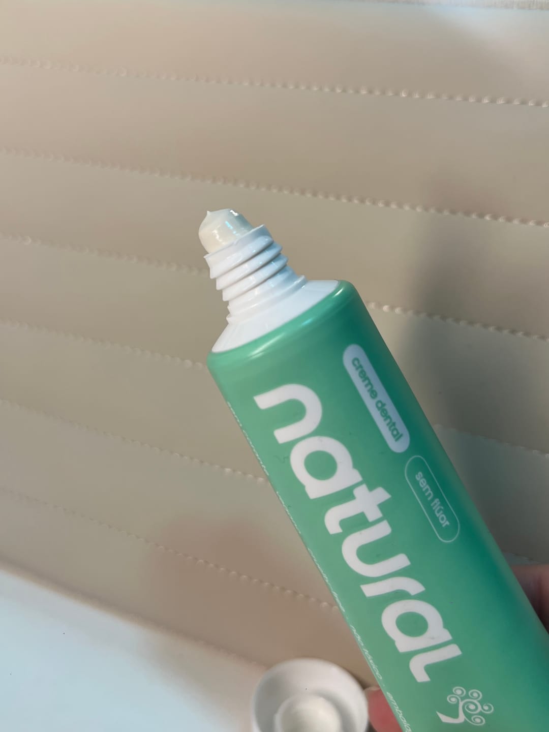 Customer photo review of Creme Dental Natural com Camomila, Melissa e Uva 80g