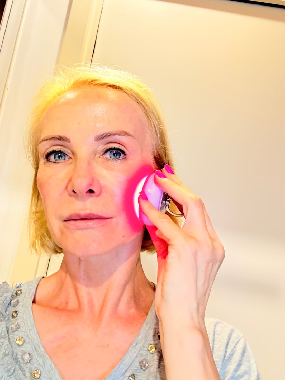 Customer photo review of Koanna® Deepr™ ØØ5 – Red Light Face Contouring Device