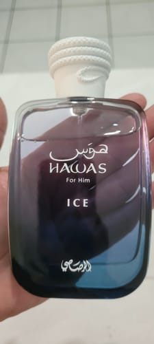 Cliente sosteniendo el frasco de perfume Rasasi HAWAS ICE con la tapa blanca puesta en su mano.