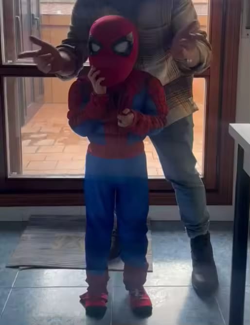 Customer photo review of Máscara Spider-Man Con Ojos Móviles