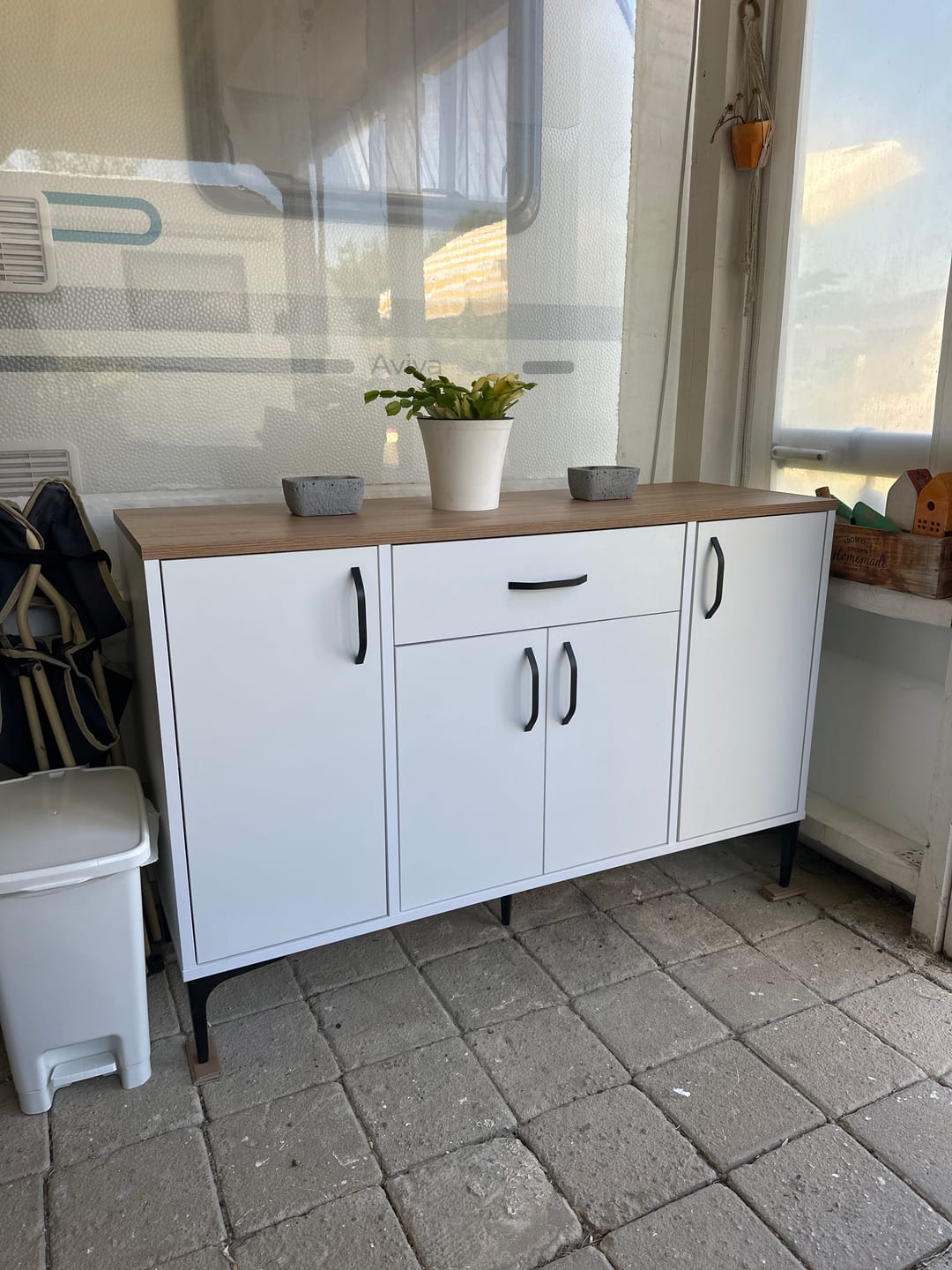 Customer photo review of Rani JE136 Kahve Köşesi Çok Amaçlı Dolap 4 Kapaklı 1 Çekmeceli Kiler Mutfak Dolabı Beyaz - Sepet Ceviz